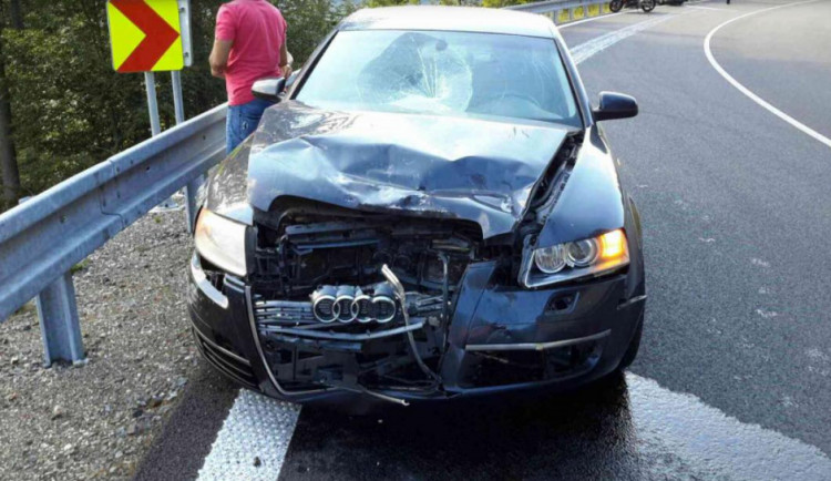 Motorkář jel příliš rychle a čelně narazil do osobního auta. Do nemocnice ho transportoval vrtulník
