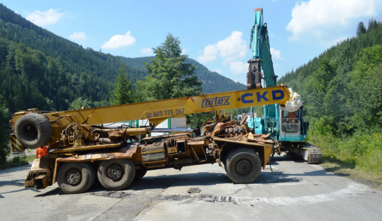 Havarovaný autojeřáb už je venku ze dna nádrže elektrárny Dlouhé Stráně, ležel tam téměř rok