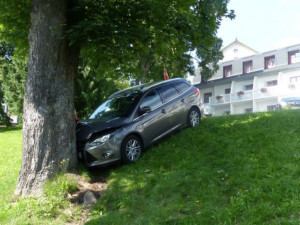 Muž zaparkoval auto, ale nezabrzdil, rozjelo se z kopce a narazilo do stromu. Zranily se v něm dvě děti