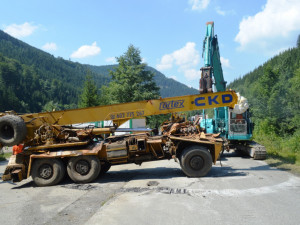 Havarovaný autojeřáb už je venku ze dna nádrže elektrárny Dlouhé Stráně, ležel tam téměř rok