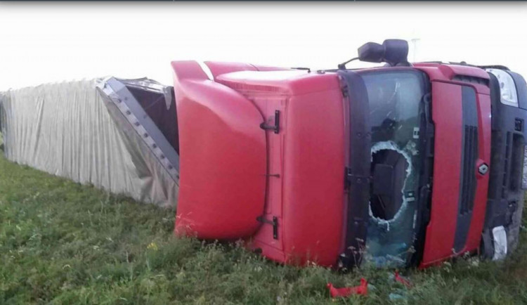 U Šternberka se převrátil plně naložený kamion. Unikající nafta zaměstnává hasiče