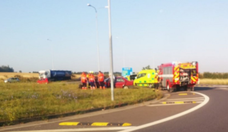 Řidič nezvládl řízení a skončil uprostřed kruhového objezdu u Globusu, na místě zasahovala i záchranka