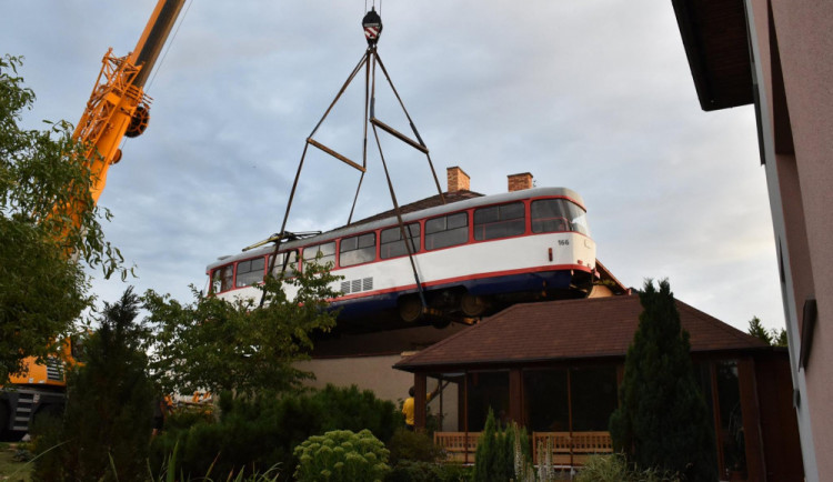 FOTO/VIDEO: Olomoucká tramvaj zdobí střechu garáže u rodinného domu v Jihlavě
