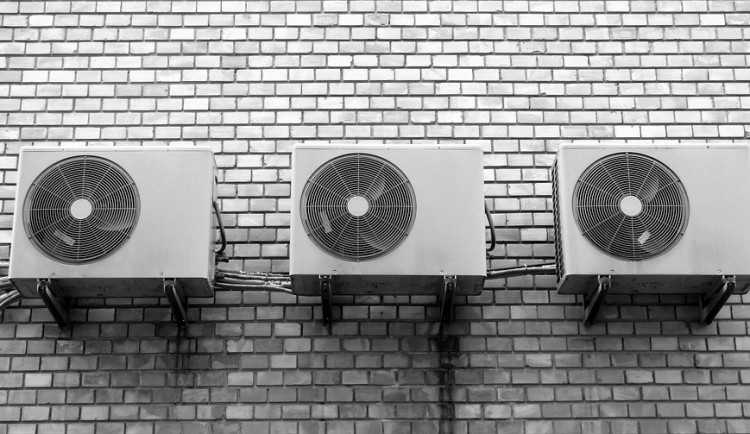 Špatně nastavená klimatizace může vést k pálení očí či nachlazení