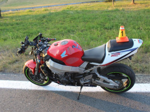 Mladý motorkář nevybral zatáčku u Horní Loděnice, i se spolujezdkyní skončil ve svodidlech