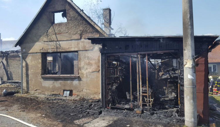VIDEO: Jedenáct jednotek hasičů zasahuje u požáru domu. Zraněno bylo několik lidí