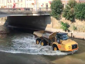 VIDEO: Stavební stroje se brodí korytem Moravy a odvážejí suť ze zbouraného mostu. Podívejte se