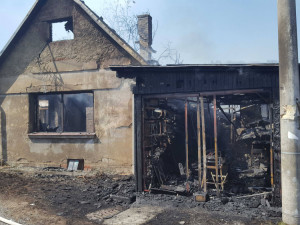 VIDEO: Jedenáct jednotek hasičů zasahuje u požáru domu. Zraněno bylo několik lidí