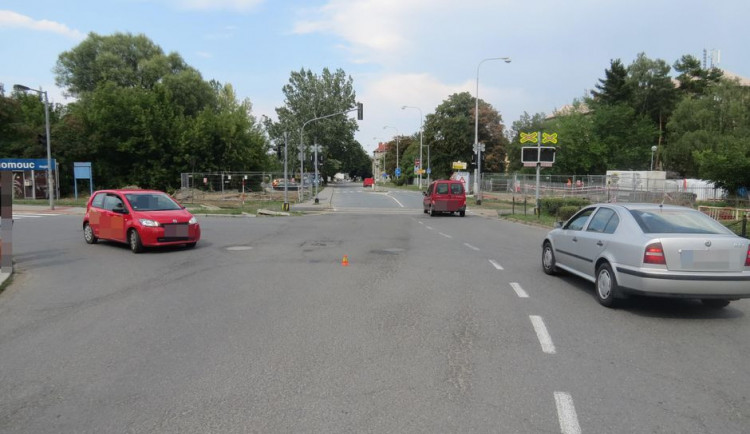 Policie rozplétá nehodu osobních aut v křižovatce u Anči, od které ujel řidič. Hledají se svědci