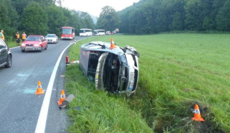 Sedmadvacetiletý řidič vyjel mimo silnici a autem narazil do stromu. Byl převezen do nemocnice