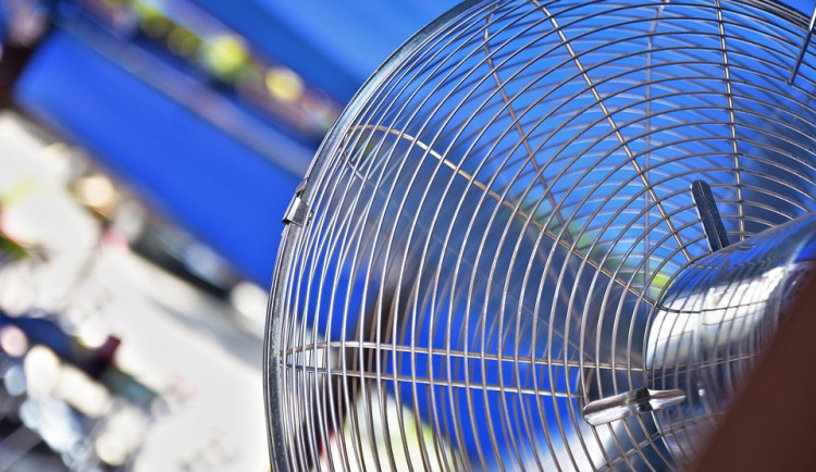 Nemocnice v kraji mají pokoje klimatizací vybavené jen zčásti, pacienty často osvěžují ventilátory