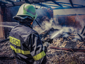 FOTO/VIDEO: Hasiči zasahovali u požáru rodinného domu, při kterém byli zraněni dva lidé