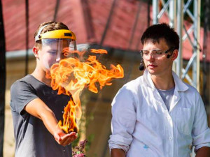 Prostor u Terezské brány bude odpoledne patřit fyzikálně-chemické show Pevnosti poznání