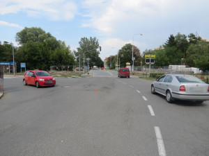 Policie rozplétá nehodu osobních aut v křižovatce u Anči, od které ujel řidič. Hledají se svědci