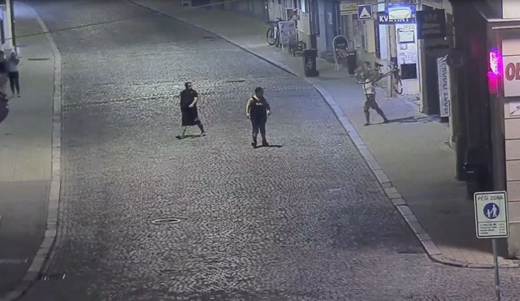VIDEO: Opilý muž řádil v centru Olomouce. S cizím kolem hodil o zem, převrátil poutač i lavičku