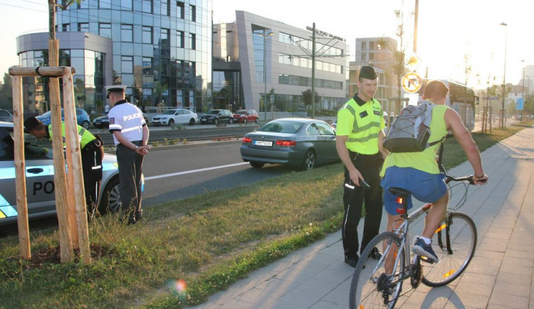 FOTO: Policisté kontrolovali cyklisty, kteří v Olomouci jezdí po chodníku
