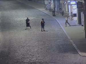 VIDEO: Opilý muž řádil v centru Olomouce. S cizím kolem hodil o zem, převrátil poutač i lavičku