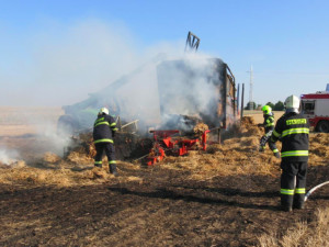 Na poli u Olomouce shořel vlek na slámu, škoda je milion korun
