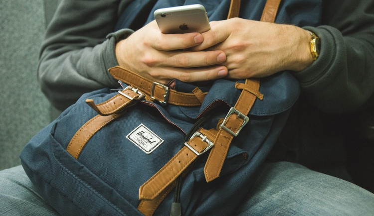 Opilý muž si pospal na lavičce u Šantovky, přišel o batoh s peněženkou, doklady a mobilem