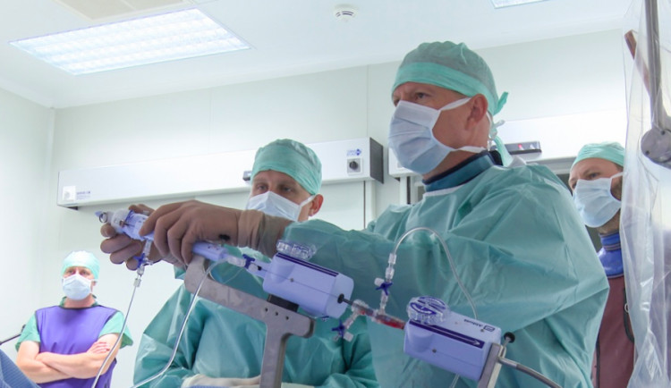 Kardiologové z olomoucké nemocnice léčí nedomykavost chlopně nejmodernější metodou, zavedením MitraClipu