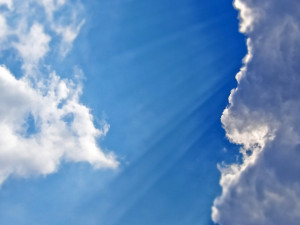 POČASÍ NA PONDĚLÍ: Teploty jdou pomalu ale jistě dolů, dnes naměříme nanejvýš třicet stupňů