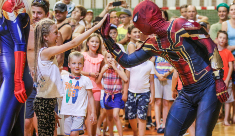 FOTO/VIDEO: Superhrdinové z chystaného kalendáře překvapili děti na závěr univerzitního příměstského tábora