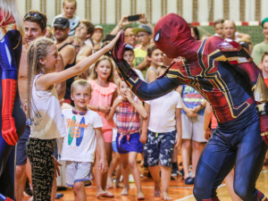 FOTO/VIDEO: Superhrdinové z chystaného kalendáře překvapili děti na závěr univerzitního příměstského tábora