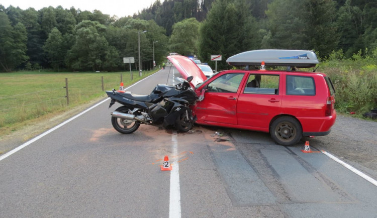 Řidič auta přehlédl motorkáře. Při nehodě se zranili tři lidé