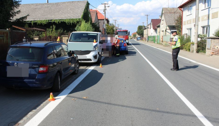 Řidič naboural do tří aut zaparkovaných na chodníku, jedno z nich srazilo dvě chodkyně