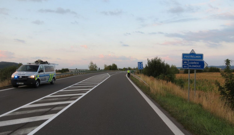 Policie pátrá po řidiči dodávky bílé barvy. Srazil cyklistu a z místa nehody ujel