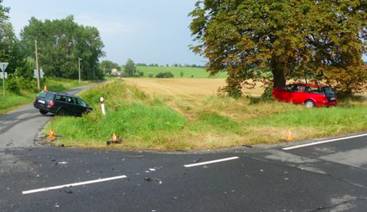 V křižovatce se srazily dva Passaty, při střetu se zranily tři osoby