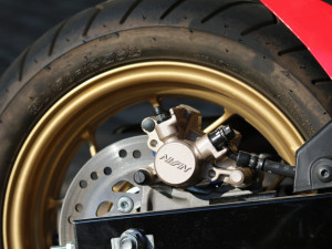 Motorkář přejel do protisměru, kde narazil do dvou značek. Se zraněním byl převezen do nemocnice