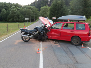 Řidič auta přehlédl motorkáře. Při nehodě se zranili tři lidé