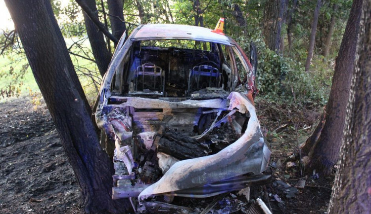 Mladá řidička nezvládla u Jívové zatáčku a narazila do stromů, poté auto zcela pohltily plameny