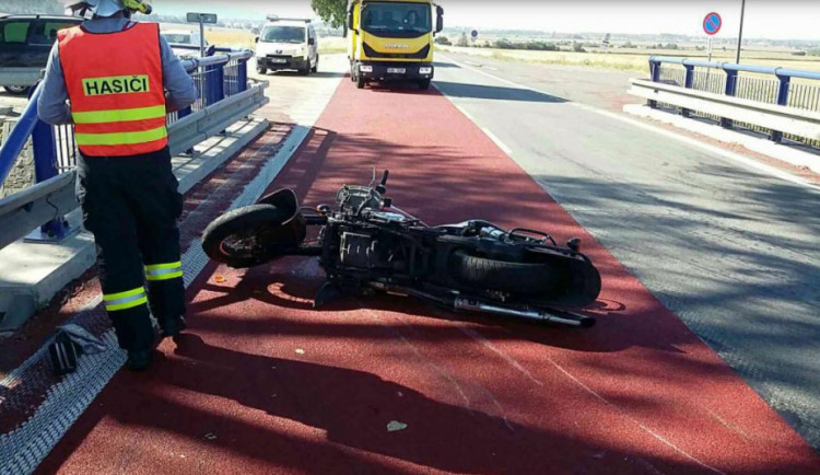 AKTUÁLNĚ: Mezi Olomoucí a Šternberkem je motorkář v péči zdravotníků, srazil se s autem