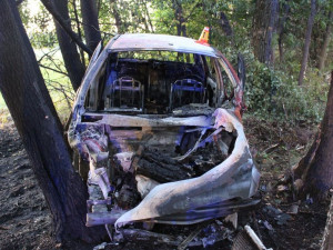 Mladá řidička nezvládla u Jívové zatáčku a narazila do stromů, poté auto zcela pohltily plameny