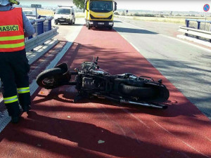 AKTUÁLNĚ: Mezi Olomoucí a Šternberkem je motorkář v péči zdravotníků, srazil se s autem