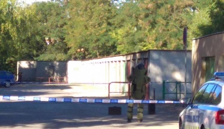 Odložený kufr mezi domy zaměstnal policejní specialisty i pyrotechniky