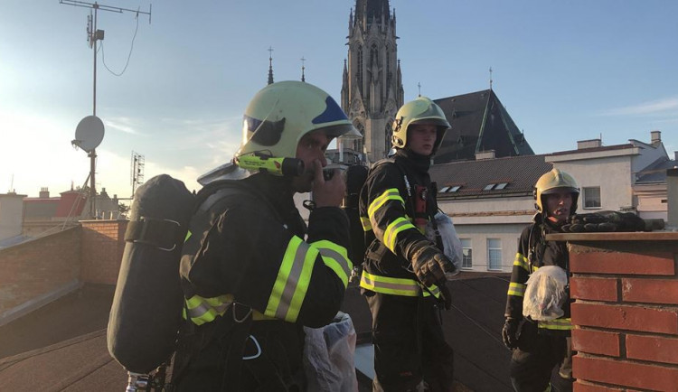 FOTO: Na střeše třípatrové budovy nedaleko centra hořela klimatizace