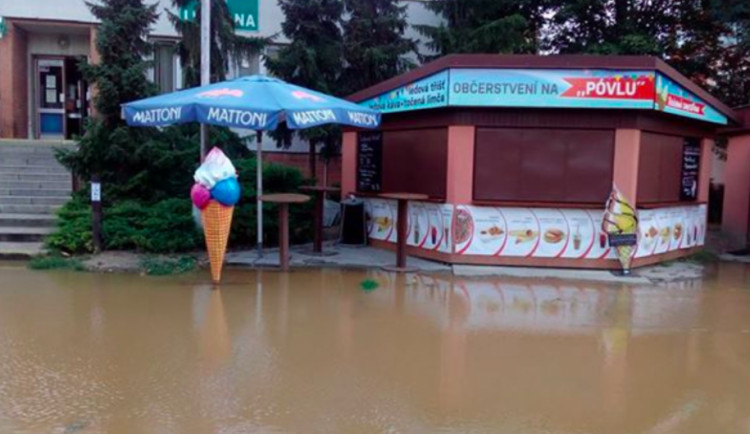 AKTUÁLNĚ: Na Jánského ulici v Olomouci prasklo vodovodní potrubí, oprava potrvá do odpoledne