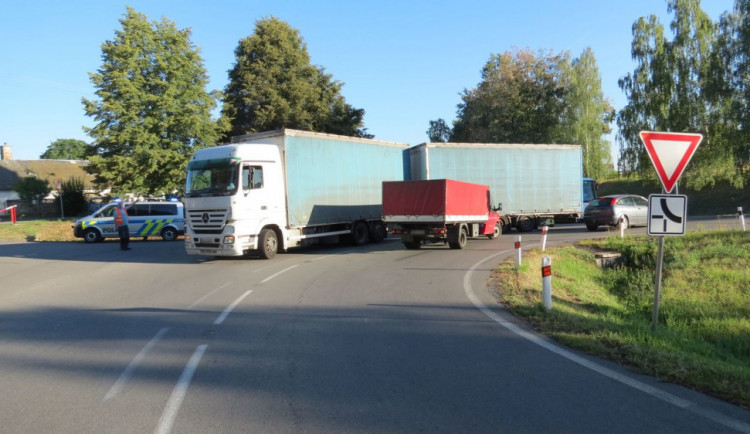 Na křižovatce se střetlo osobní auto s náklaďákem, který při odbočování přejel částečně do protisměru