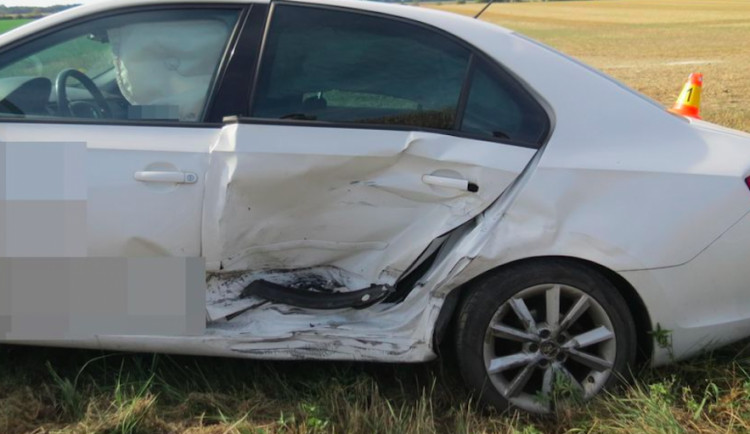 Při bouračce dvou osobních vozidel u Štarnova se zranily tři osoby