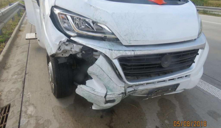 Policie hledá řidiče osobáku, který vytlačil z dálnice mezi Olomoucí a Ostravou obytný vůz