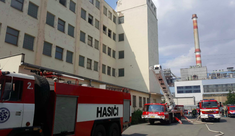 AKTUÁLNĚ: Hasiči zasahují u požáru ve čtyřpodlažní budově centrální archivní služby