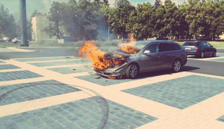 FOTO: U Kauflandu na parkovišti vzplálo auto
