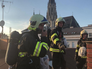 FOTO: Na střeše třípatrové budovy nedaleko centra hořela klimatizace