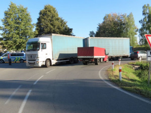 Na křižovatce se střetlo osobní auto s náklaďákem, který při odbočování přejel částečně do protisměru