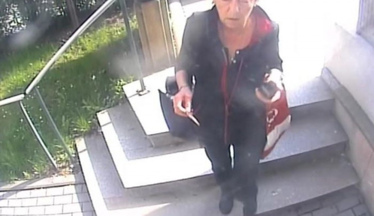 VIDEO: Seniorka zapomněla v bankomatu pět tisíc. Policie hledá ženu, která na místo přišla později