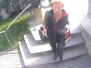 VIDEO: Seniorka zapomněla v bankomatu pět tisíc. Policie hledá ženu, která na místo přišla později