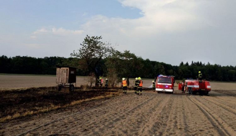 Blesk zapálil strom a strniště v Topolanech a Pavlově